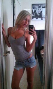 Dövmeli Mersin Esmer Escort Burcu Konum