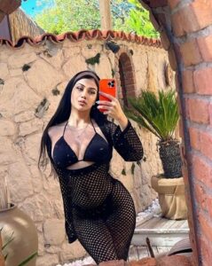 Tutkulu fantezileri olan alkol kullanan escort